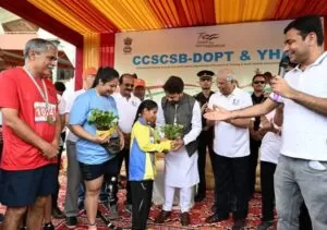 Shri Anurag Thakur felicitates the winners